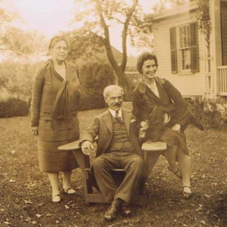 Lillian Wald with former UK Prime Minister Ramsay MacDonald, his daughter Ishbel and Lillian’s dog,