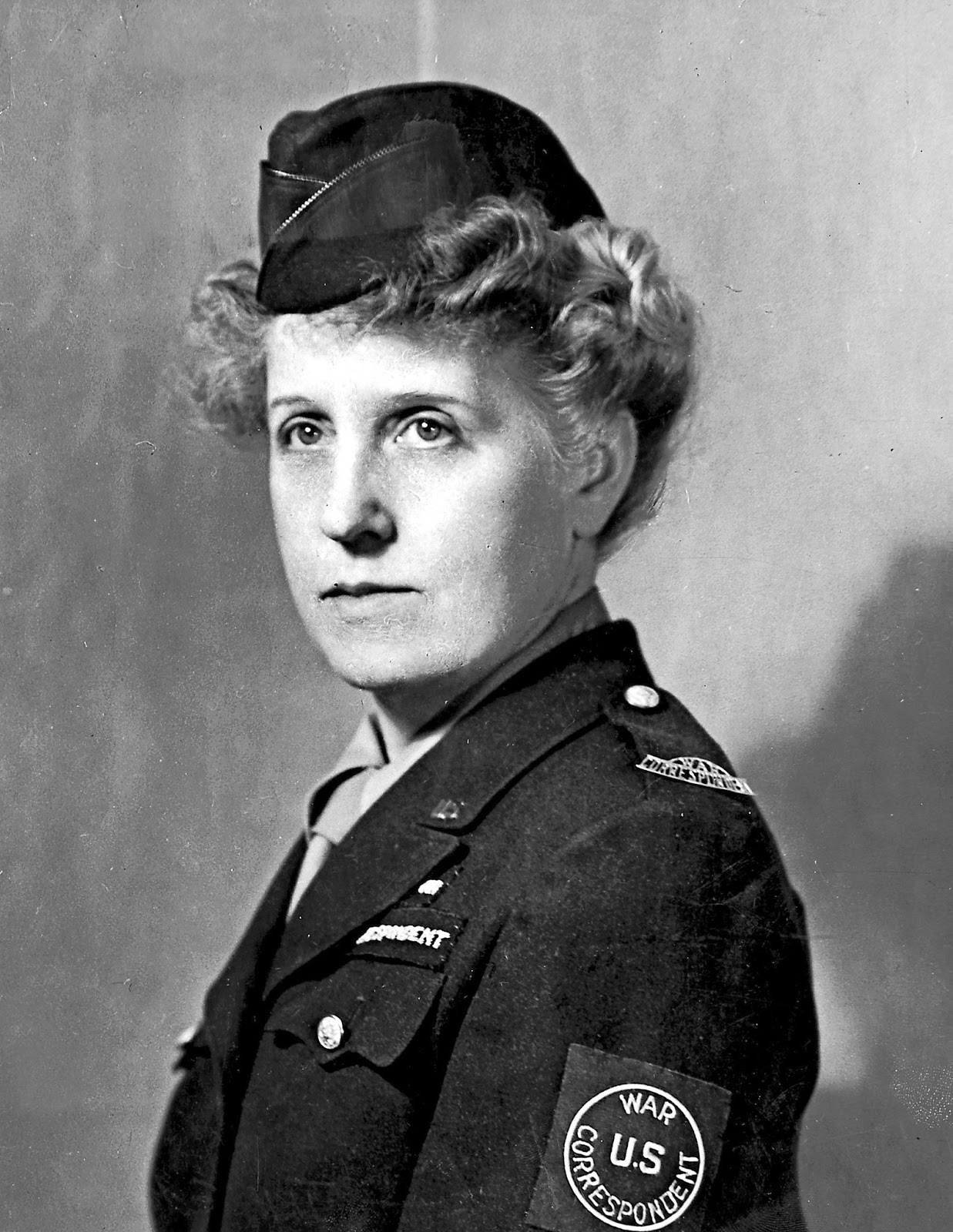 Black and white photograph of war correspondent, Sigrid Schultz, in uniform in 1945